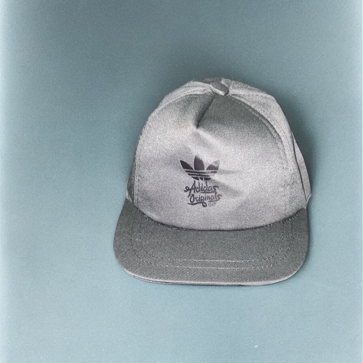 Gorra Gris Logo Adidas